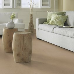 Forbo Tessera Layout 2110 fudge v obývacím pokoji.jpg