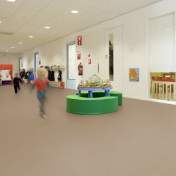 Forbo Tessera Layout 2110 fudge ve školce.jpg
