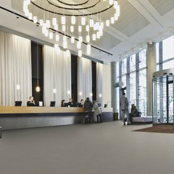Forbo Tessera Layout 2113 nougat v hotelu.jpg