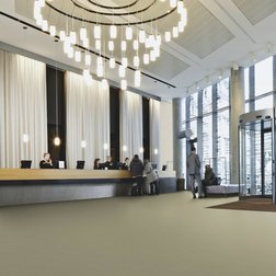 Forbo Tessera Layout 2115 sherbert v hotelu.jpg