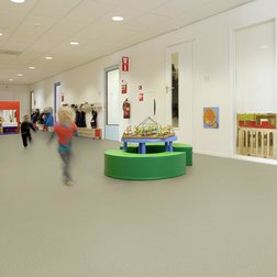 Forbo Tessera Layout 2115 sherbert ve školce.jpg